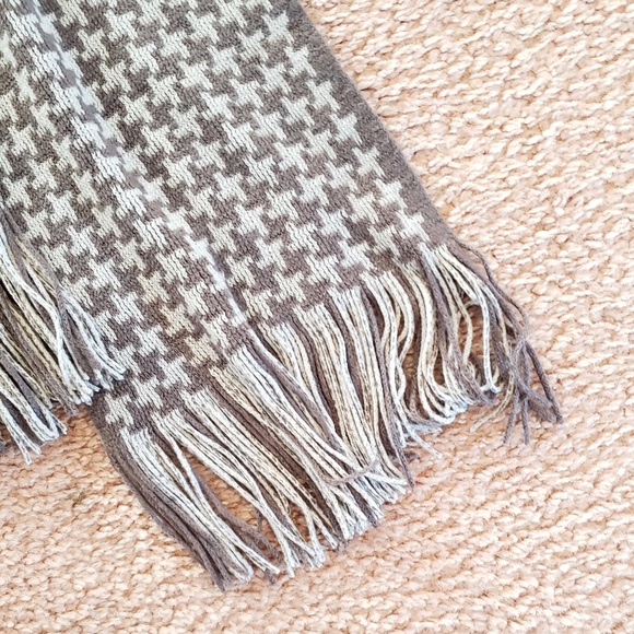 NWOT NEW Light Dark Gray Tassels Patterned Scarf - Picture 3 of 7